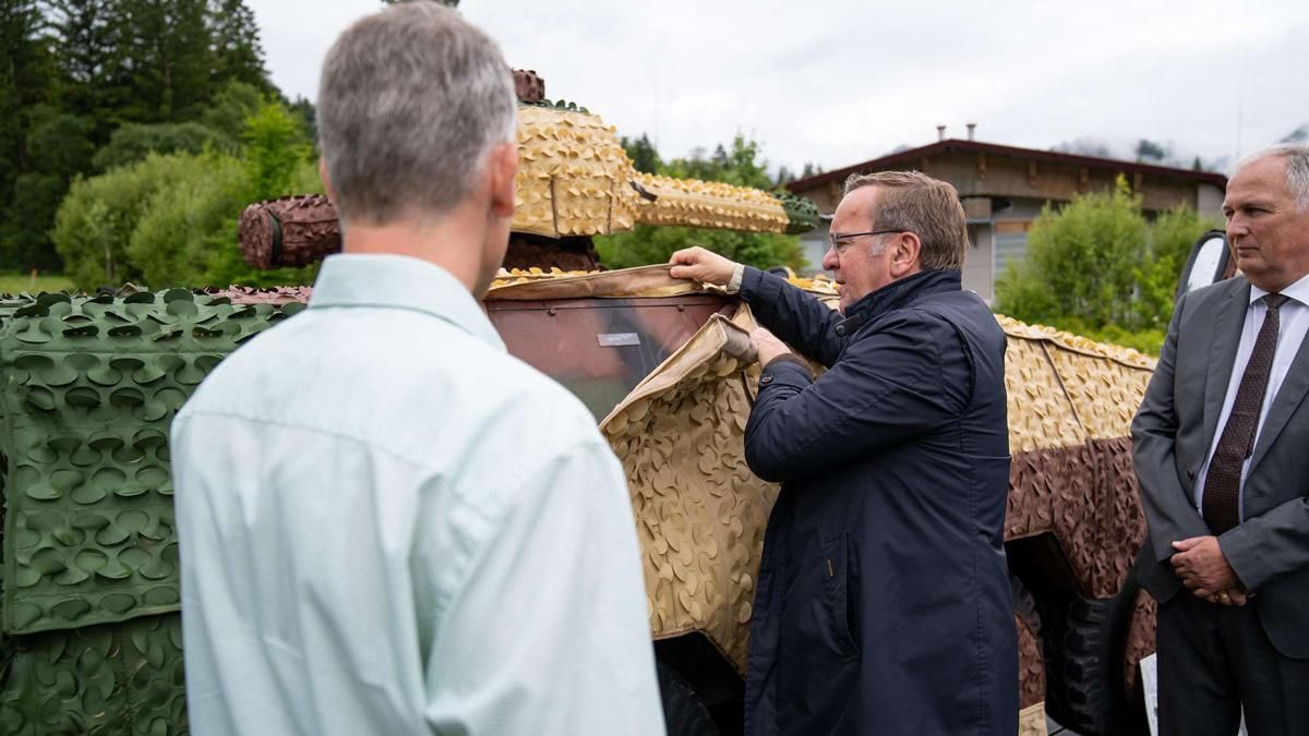 UnsereZeit_UZ's tweet photo. Haste mal ein paar hundert Milliarden? Die „#Kriegstüchtigkeit“ kostet einen Haufen Geld – und wir alle müssen zahlen.  https://t.co/e5YilJ9xAa

Foto: Bundeswehr/Dirk Bannert https://t.co/b5exEEvNh6