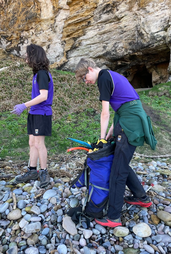 gordonstoun's tweet photo. The #Gordonstoun community &amp; rescue services went straight into action yesterday - with the Conservation Service (with some Year 10 volunteers) clearing rubbish from the area around nearby Sculptor's Cave. 

#bigcommunity #thereismoreinyou #charactereducation #boardingschool https://t.co/TytvTbELNs