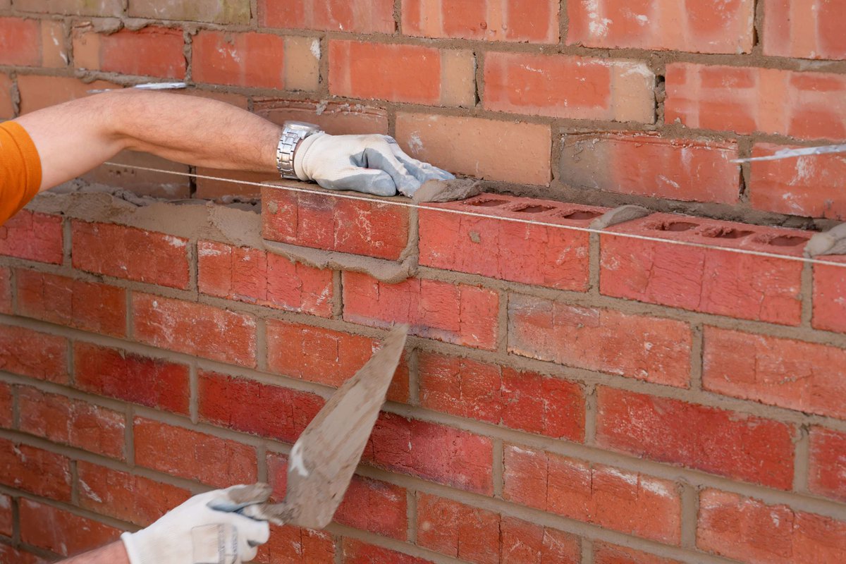 Calling all experienced bricklayers! Elevate your career prospects with our specialised course, designed for those without formal qualifications. Your journey to success starts here🚀 ➡ ow.ly/vITO50QNGm3