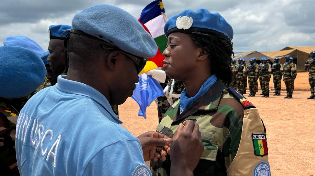 1/2. Le DETSEN2 a reçu ce 17 avril la Médaille des Nations-unies au terme de sa mission en Centrafrique. Le détachement sénégalais, Force de réaction rapide de la MINUSCA, a été salué pour son professionnalisme et son dévouement dans la mise en œuvre du mandat de la Force en RCA.