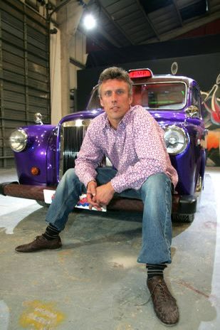 A big Happy 60th Birthday to Mark 'Bez' Berry of the Happy Mondays and Black Grape, born #OnThisDay in 1964. 📷 Bez with his V8 taxi, the subject of ‘Pimp My Ride’, complete with 20 speakers, eight amps, two DVD players and fifteen TV screens (MTV). #Indie @NewWaveAndPunk