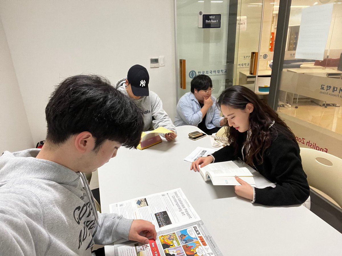 jooankim7's tweet photo. What a day! What a class! 
Had my first campus tour with Aussie Family! 
So.. Arm - Wrestling is also a sport isn't it..?? 🫢😅
#IPBC2024 #IPBC456 #HUFS #Treasurehunt https://t.co/CnxeC9RmCq