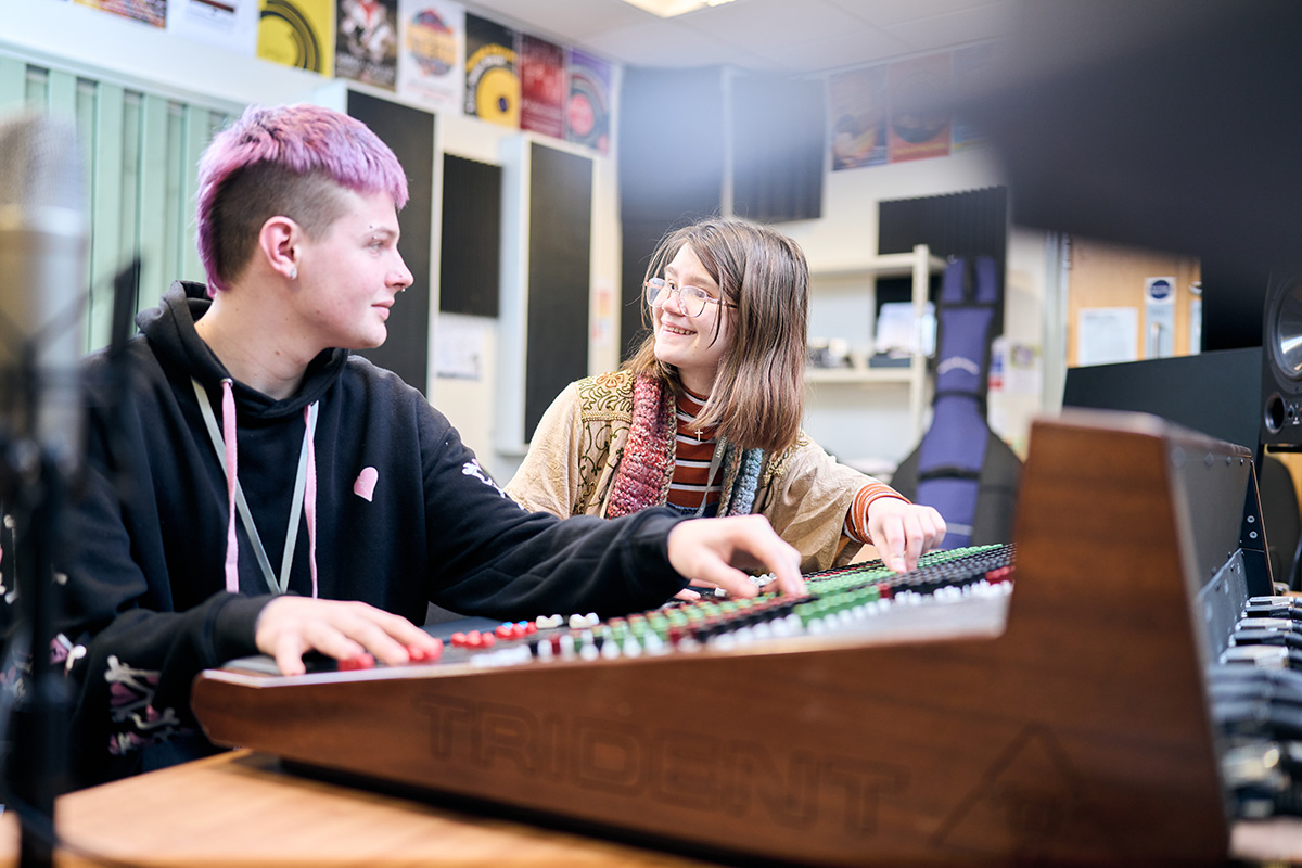 Do you have an interest in how professional music is written and produced, how recording studios work and how to gain employment working within the music industry? 🎶🎸🎹 Our Music Technology A Level could be just what you are looking for!👇 yorkcollege.ac.uk/study/music-te…