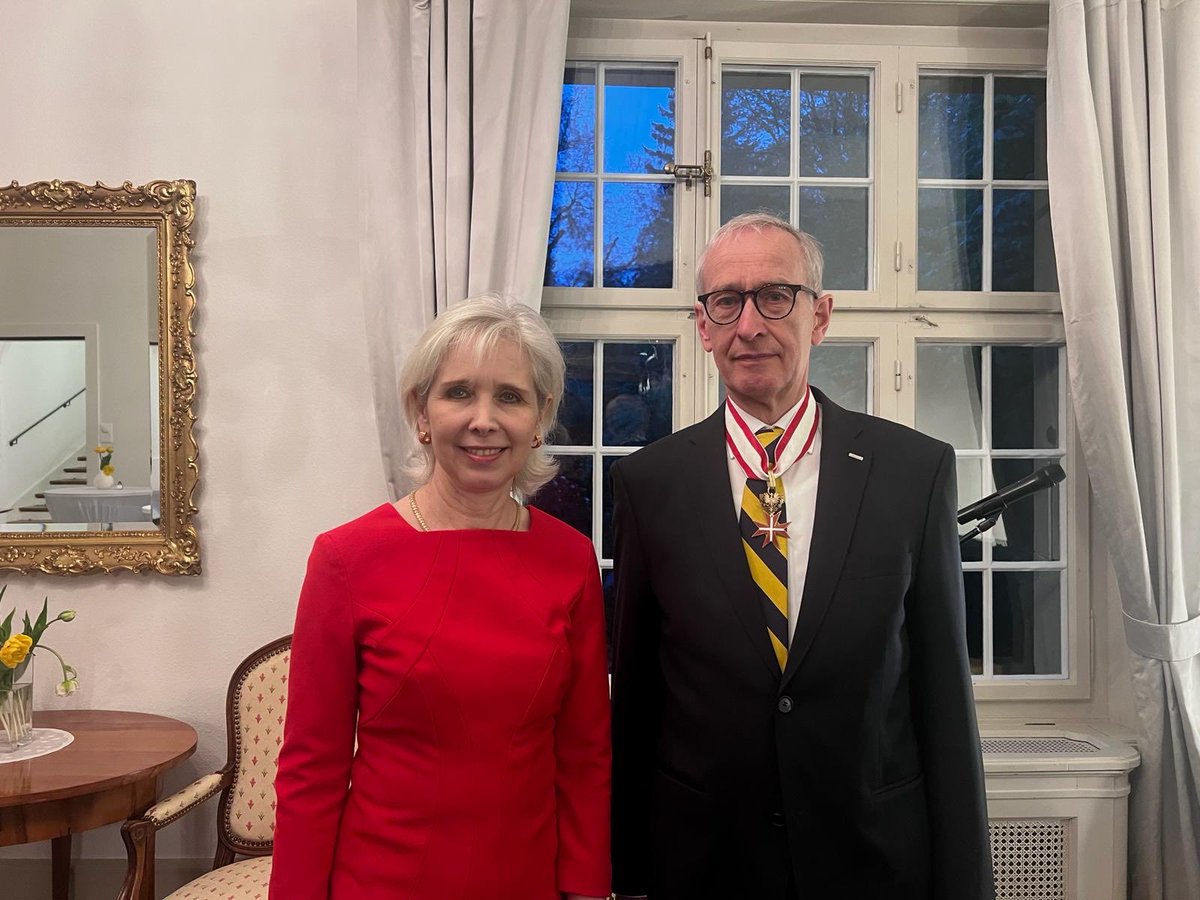 RotheiserScotti's tweet photo. Verleihung des Großen Goldenen Ehrenzeichens mit dem Stern für Verdienste um die Republik 🇦🇹 an ehem. 🇨🇭 Staatssekretär Michael Ambühl. Vielen Dank für das Engagement für die 🇦🇹 ~🇨🇭 Beziehungen! ⁦@AustriaInCH⁩ ⁦@EDA_DFAE⁩ ⁦@MFA_Austria⁩ ⁦⁦⁦@efd_dff⁩ https://t.co/lFDvLLY9BK