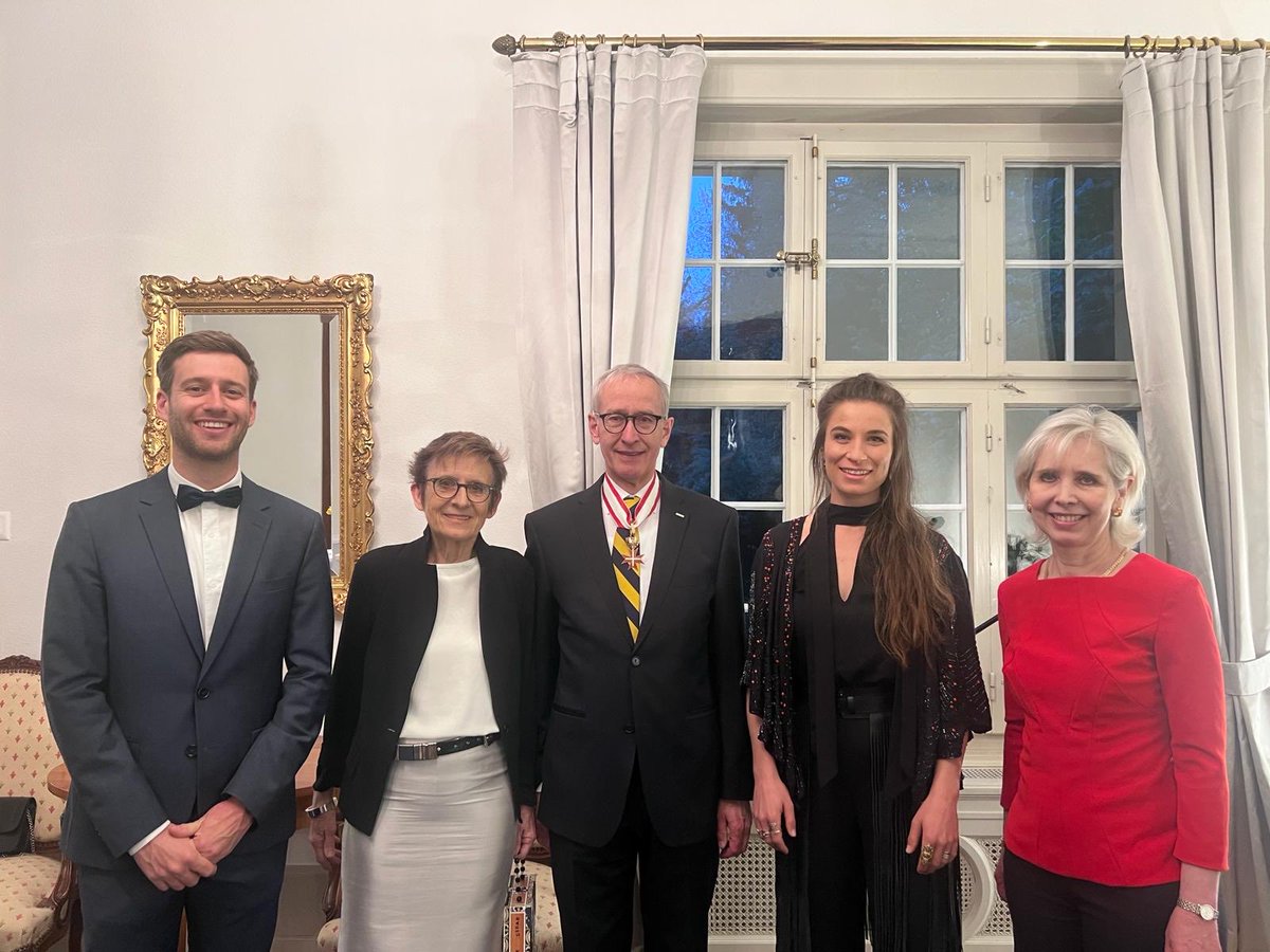 Maria Rotheiser-Scotti (@rotheiserscotti) on Twitter photo Verleihung des Großen Goldenen Ehrenzeichens mit dem Stern für Verdienste um die Republik 🇦🇹 an ehem. 🇨🇭 Staatssekretär Michael Ambühl. Vielen Dank für das Engagement für die 🇦🇹 ~🇨🇭 Beziehungen! <a href="/AustriaInCH/">Austria in Switzerland</a> <a href="/EDA_DFAE/">EDA - DFAE</a> <a href="/MFA_Austria/">MFA Austria</a> <a href="/efd_dff/">EFD_DFF</a> Verleihung des Großen Goldenen Ehrenzeichens mit dem Stern für Verdienste um die Republik 🇦🇹 an ehem. 🇨🇭 Staatssekretär Michael Ambühl. Vielen Dank für das Engagement für die 🇦🇹 ~🇨🇭 Beziehungen! <a href="/AustriaInCH/">Austria in Switzerland</a> <a href="/EDA_DFAE/">EDA - DFAE</a> <a href="/MFA_Austria/">MFA Austria</a> <a href="/efd_dff/">EFD_DFF</a>