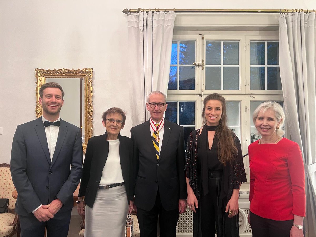 Verleihung des Großen Goldenen Ehrenzeichens mit dem Stern für Verdienste um die Republik 🇦🇹 an ehem. 🇨🇭 Staatssekretär Michael Ambühl. Vielen Dank für das Engagement für die 🇦🇹 ~🇨🇭 Beziehungen! ⁦@AustriaInCH⁩ ⁦@EDA_DFAE⁩ ⁦@MFA_Austria⁩ ⁦⁦⁦@efd_dff⁩