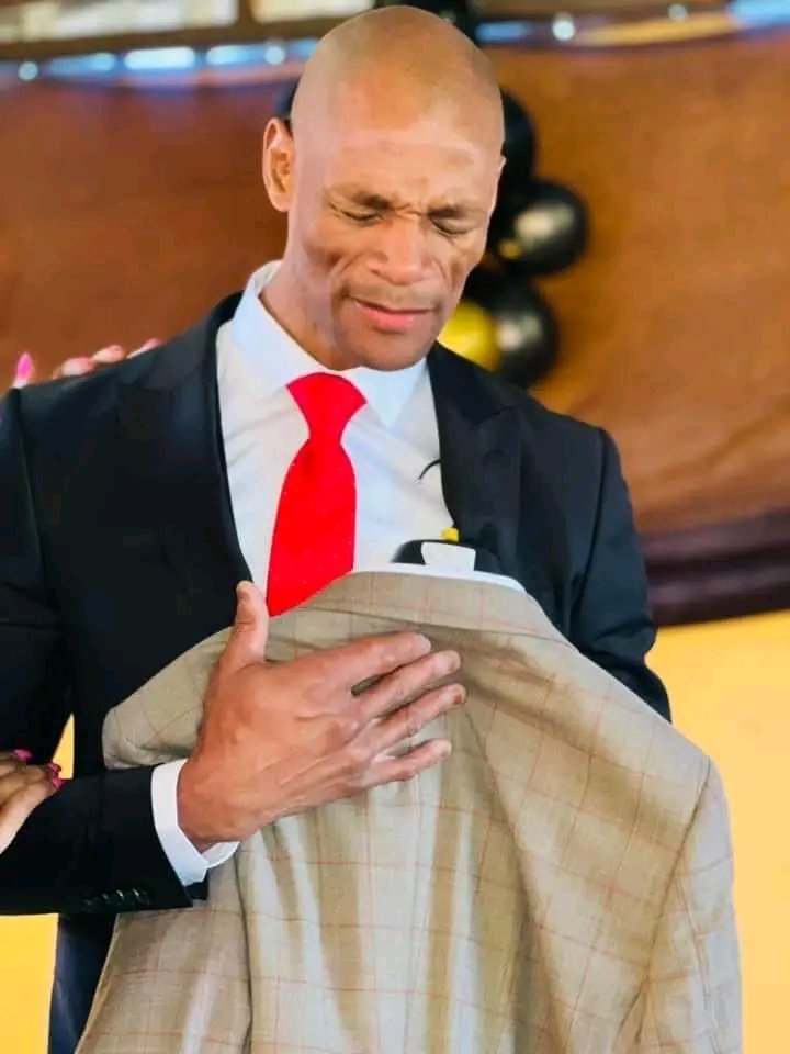 MDNnewss's tweet image. Calls are intensifying for authorities to arrest a 40 year-old married pastor who is ALLEGEDLY dating a high school learner after videos of her circulated on X formerly known as Twitter, where she is showing off her 4th year anniversary gift(IPHONE 15) on camera whilst seated in