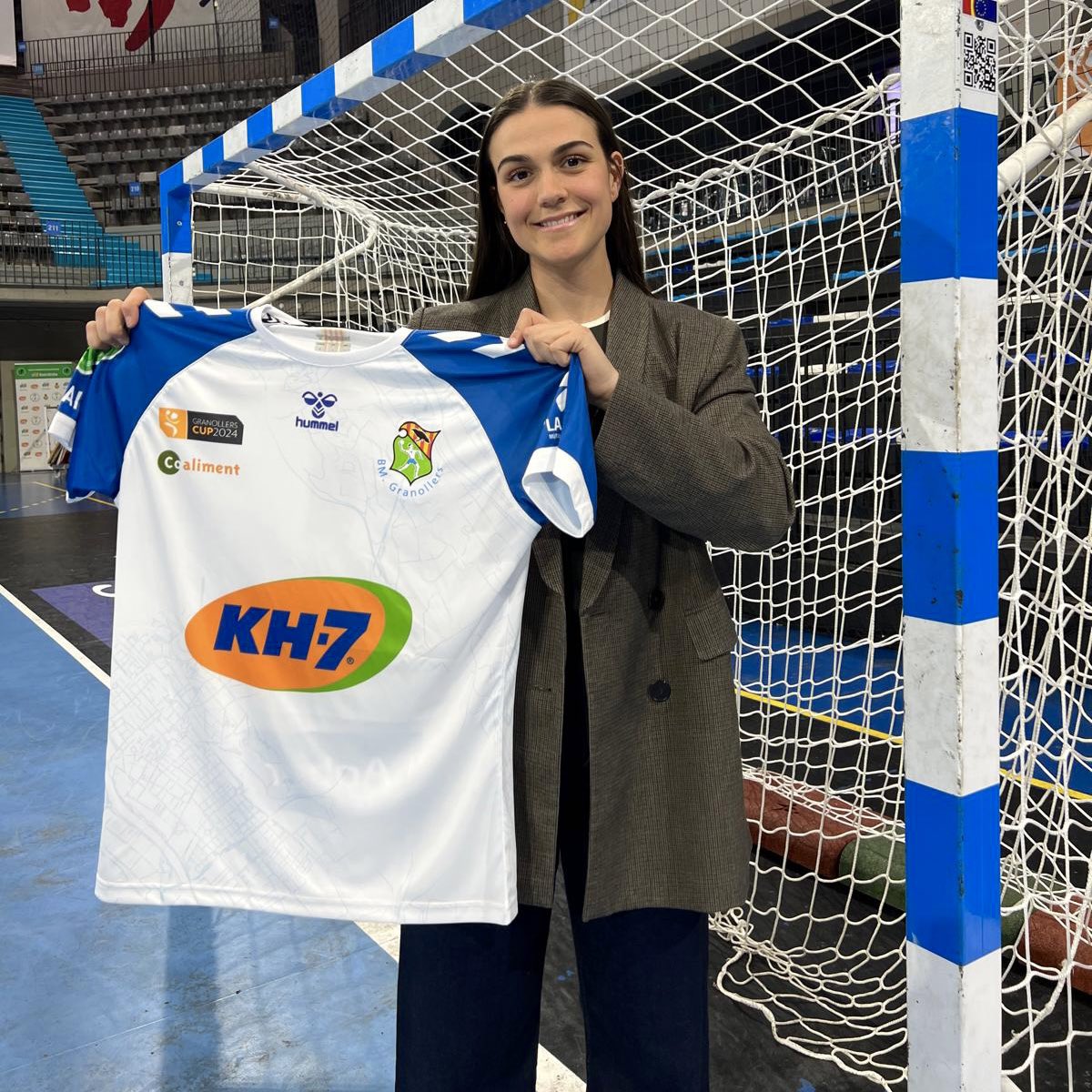 BMGranollers's tweet photo. 🔝💥 La jugadora porta 5 temporades a l’elit d’handbol femení i va encaminada a jugar la sisena al KH-7 BM Granollers.

🤝🏻 Moltes felicitats @onaavilaa ! 

#OrgullBMG🔵⚪️ https://t.co/uXTgJmxwkw