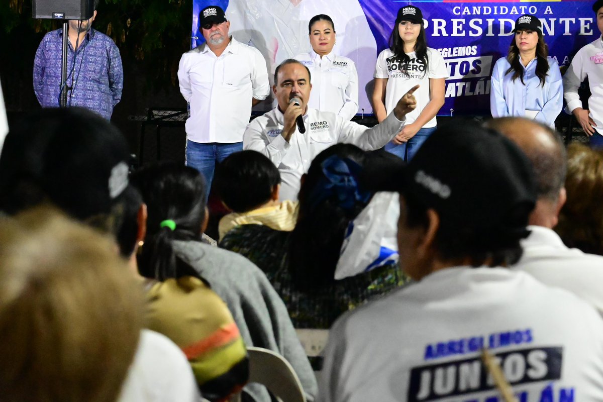 MemoRomeromzt's tweet photo. Bailamos, convivimos y hasta planeamos cómo vamos a arreglar Mazatlán. 

Nuestro gobierno recuperará 100 espacios deportivos y el primero que arreglaremos es el de la colonia Lázaro Cárdenas.  

¡Gracias por su apoyo!

#ArreglemosJuntosMazatlán
#MemoRomero #CampañaMazatlán https://t.co/4mySZnLE1I