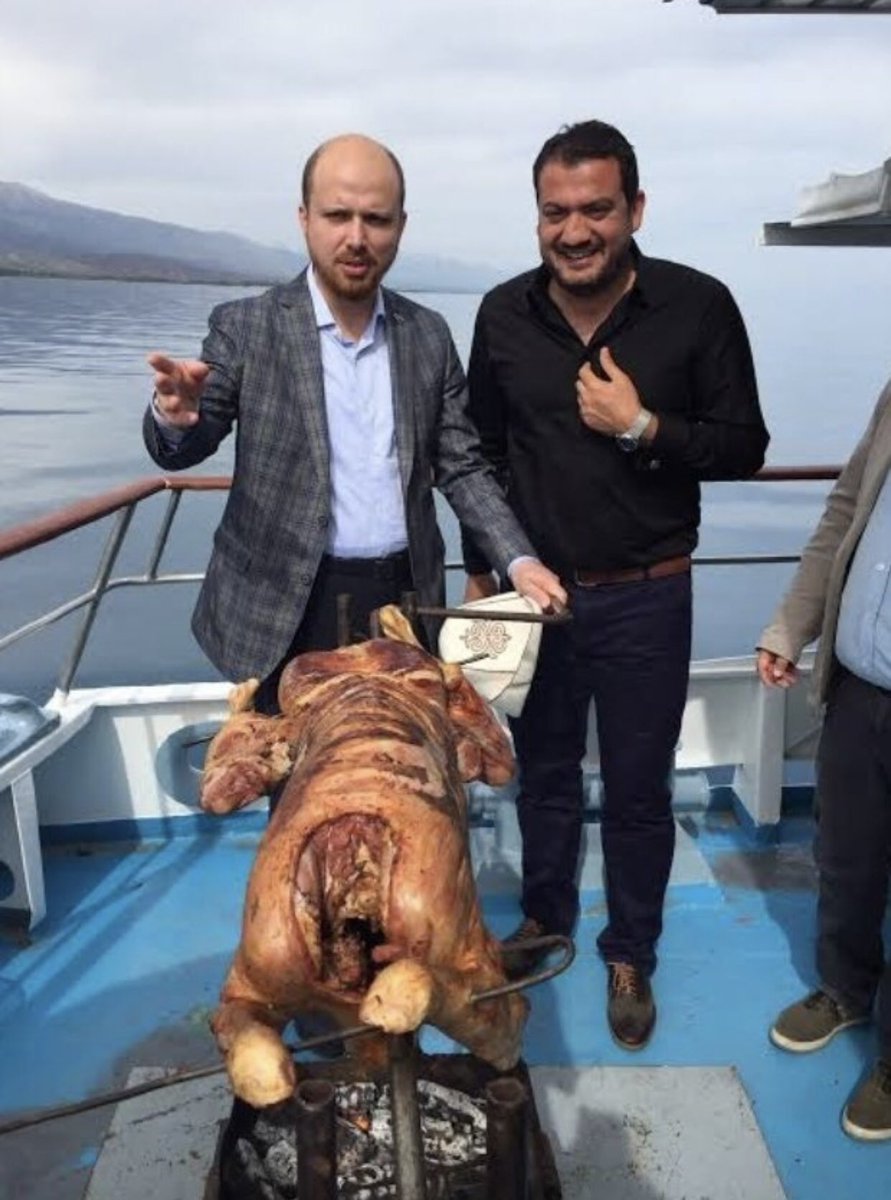 Iddiaya gore bu fotografta bir domuz var. Bir baska iddiaya gore haram diye domuz eti yemeyip, domuz gibi her halti yiyenler de var... 'Bilal Erdoğan'