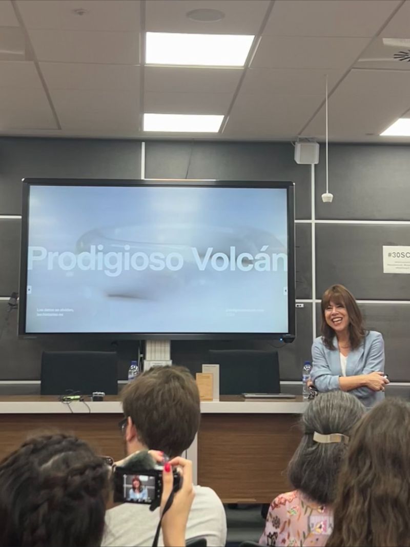 mariamoyav's tweet photo. Ayer hablamos de #IA y comunicación en la Semana de Comunicación y Markéting de la Universidad Europea. Presenté el trabajo de @losdelvolcan y rememoré nuestra experiencia como periodistas emprendedores. Lo más emocionante fue el reconocimiento a @mtascon 👇#UEM #30SCM https://t.co/sK0RuUuInn