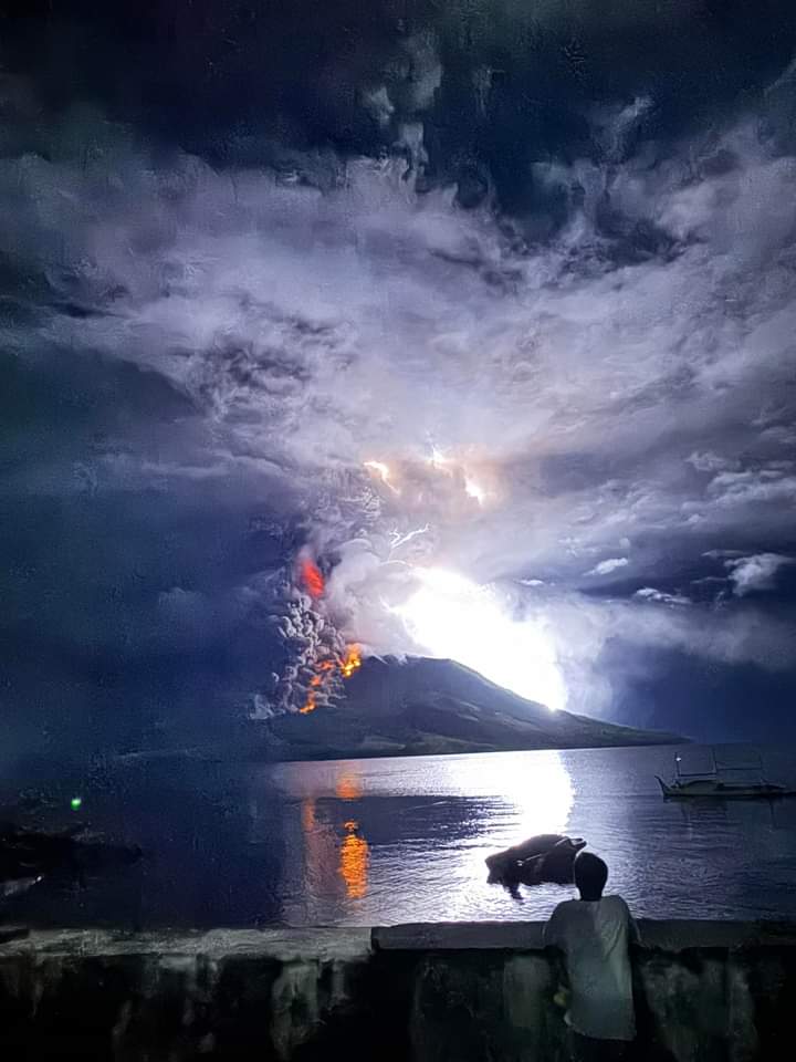 Il Mount Ruang, uno stratovulcano della provincia del North Sulawesi in Indonesia, è esploso. L'indice VEI secondo i primi dati è intorno a 5. Si tratta dunque di un'eruzione molto simile a quella del Vesuvio del 79 d.c. Circa 11.000 persone sono state evacuate e le autorità…