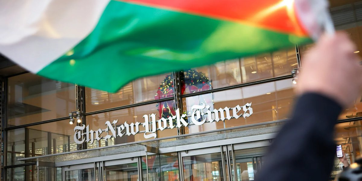 New York Times'ın, muhabirlerine 'soykırım', 'etnik temizlik' ve 'işgal edilmiş topraklar' ifadelerini kullanmayı yasakladığı ortaya çıktı.

Ayrıca çok nadir durumlar dışında 'Filistin' kelimesinin haberlerde kullanılmaması talimatı verildi.