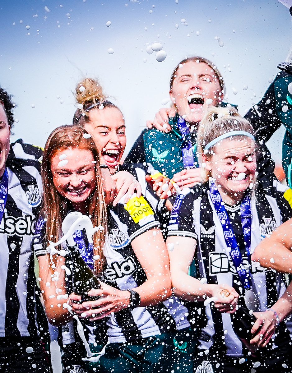 SFinchimagery's tweet photo. It's not often you get the chance to photograph champagne moments...

@NUFCWomen @Bartle_5 @jasminemcquadex @erinnelson113 @Tylerldodds 

🍾🏆⚽📷⚽🏆🍾 https://t.co/YR3juMmOjF