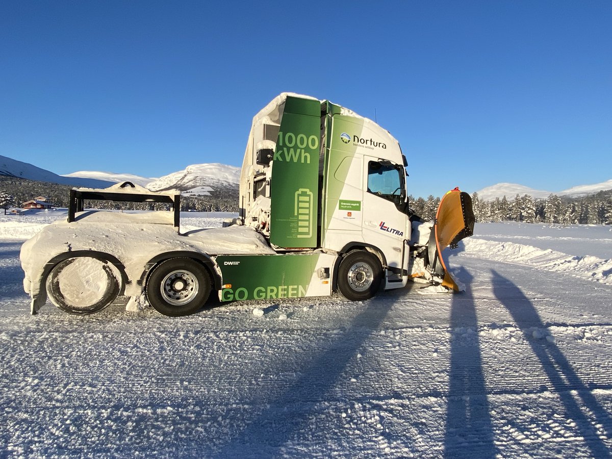 1/3 - Norwegische Strassenverwaltung von E-LKW im Schneeräumdienst überzeugt⚡❄ 

----- 

1/3 - Norwegian road administration convinced by electric snow plow⚡❄

The complete test results can be found on our homepage at designwerk.com/post/blog/e-sc…
