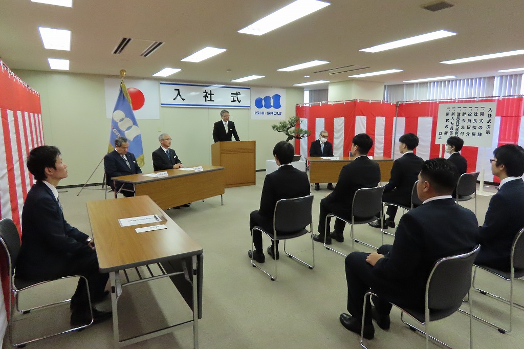 ISHIGROWGO's tweet photo. 2024年度入社式および新入社員研修開催
まだ桜の蕾も固い４月1日、石黒建設入社式を挙行しました。ドキドキの新入社員たちでしたが、緊張の中、凛々しい表情で入社式に臨んでいました。
研修を終え、社会人として大きな一歩を歩み出した新入社員たちにエールです！
＃石黒建設
＃新入社員研修
＃入社式 https://t.co/65D3E12JzJ