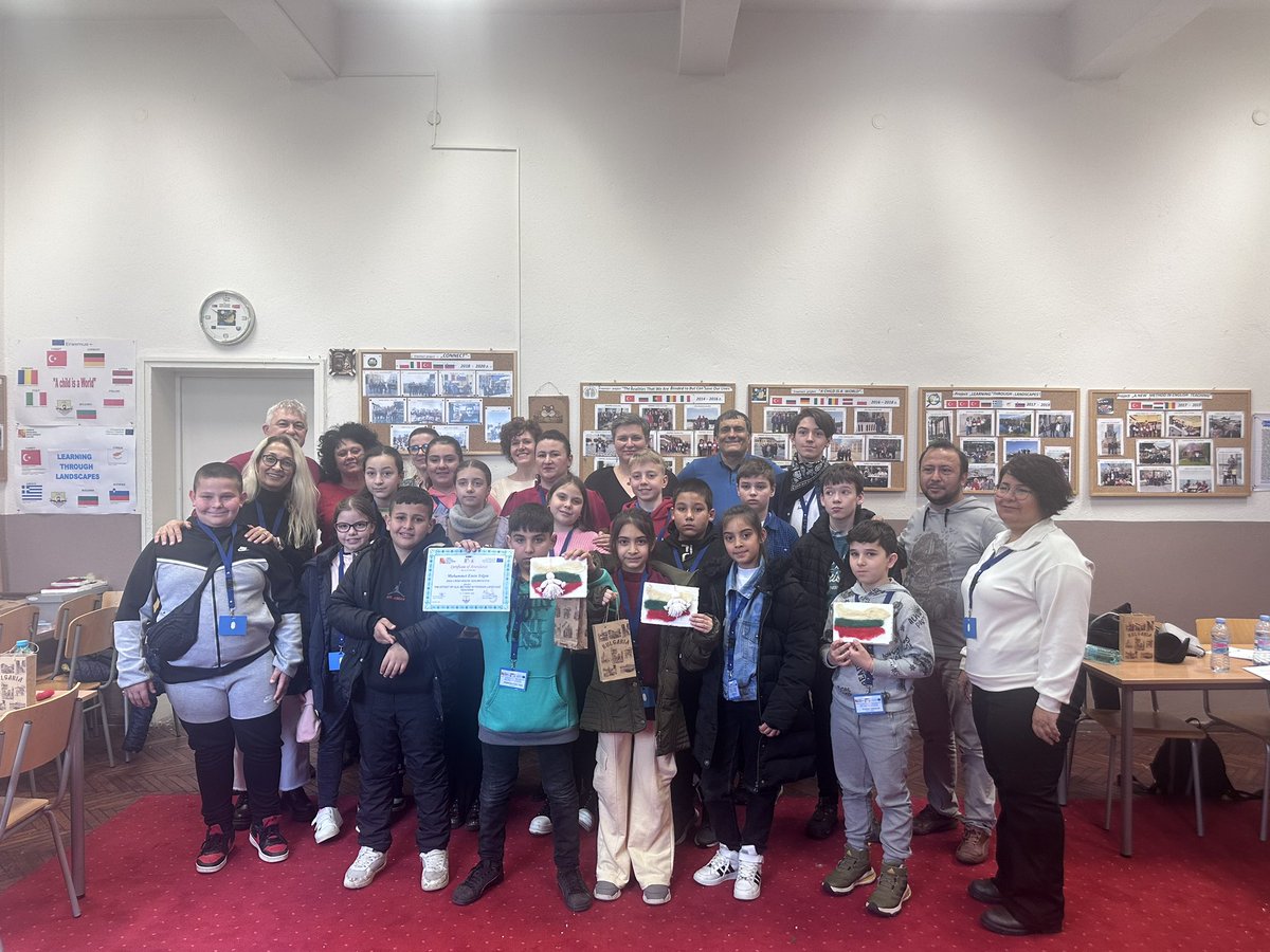 yusufbayikilko1's tweet photo. The Effect of Clil Method in Foreign Language Teaching"projemizin 2.Ulus ötesi hareketliliği  Bulgaristan'ın Knezha/ Brenitsa köyündeki Hristo Botev ilkokulunda "Görsel sanatlar ile ikinci dil öğrenin" konusunda ortak kurumlardan öğretmen ve öğrenci katılımıyla gerçekleştirildi. https://t.co/FTscTb6xJS