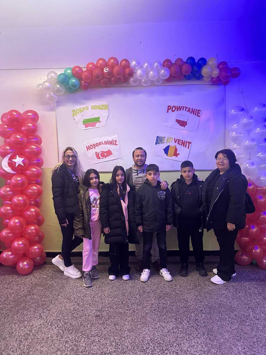 yusufbayikilko1's tweet photo. The Effect of Clil Method in Foreign Language Teaching"projemizin 2.Ulus ötesi hareketliliği  Bulgaristan'ın Knezha/ Brenitsa köyündeki Hristo Botev ilkokulunda "Görsel sanatlar ile ikinci dil öğrenin" konusunda ortak kurumlardan öğretmen ve öğrenci katılımıyla gerçekleştirildi. https://t.co/FTscTb6xJS
