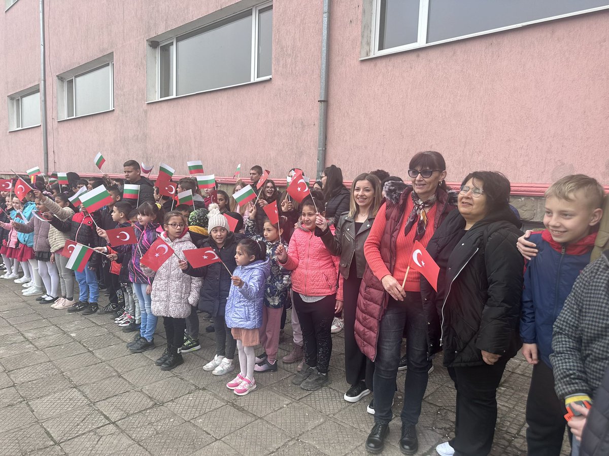 yusufbayikilko1's tweet photo. The Effect of Clil Method in Foreign Language Teaching"projemizin 2.Ulus ötesi hareketliliği  Bulgaristan'ın Knezha/ Brenitsa köyündeki Hristo Botev ilkokulunda "Görsel sanatlar ile ikinci dil öğrenin" konusunda ortak kurumlardan öğretmen ve öğrenci katılımıyla gerçekleştirildi. https://t.co/FTscTb6xJS