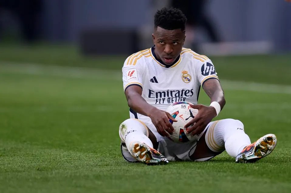 BarcaUniversal's tweet photo. Vinicius has muscular discomfort, and is a doubt to face Barcelona.

— @sport https://t.co/jPfKRk6N6L
