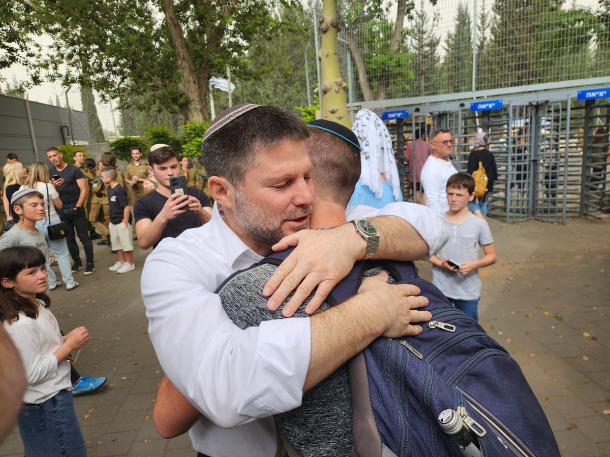 bezalelsm's tweet photo. רגע משפחתי ולאומי מרגש ללוות את בננו ידידיה ללשכת הגיוס בדרכו להפוך לצנחן. כשאנחנו בעיצומה של מלחמה לגיוס יש משמעות מיוחדת. בהצלחה וגיוס טוב לכל המתגייסים החדשים. "כִּי ה׳ אֱלֹקיכֶם הַהֹלֵךְ עִמָּכֶם,
לְהִלָּחֵם לָכֶם עִם אֹיְבֵיכֶם
לְהוֹשִׁיעַ אֶתְכֶם". https://t.co/42HTeOvfTt