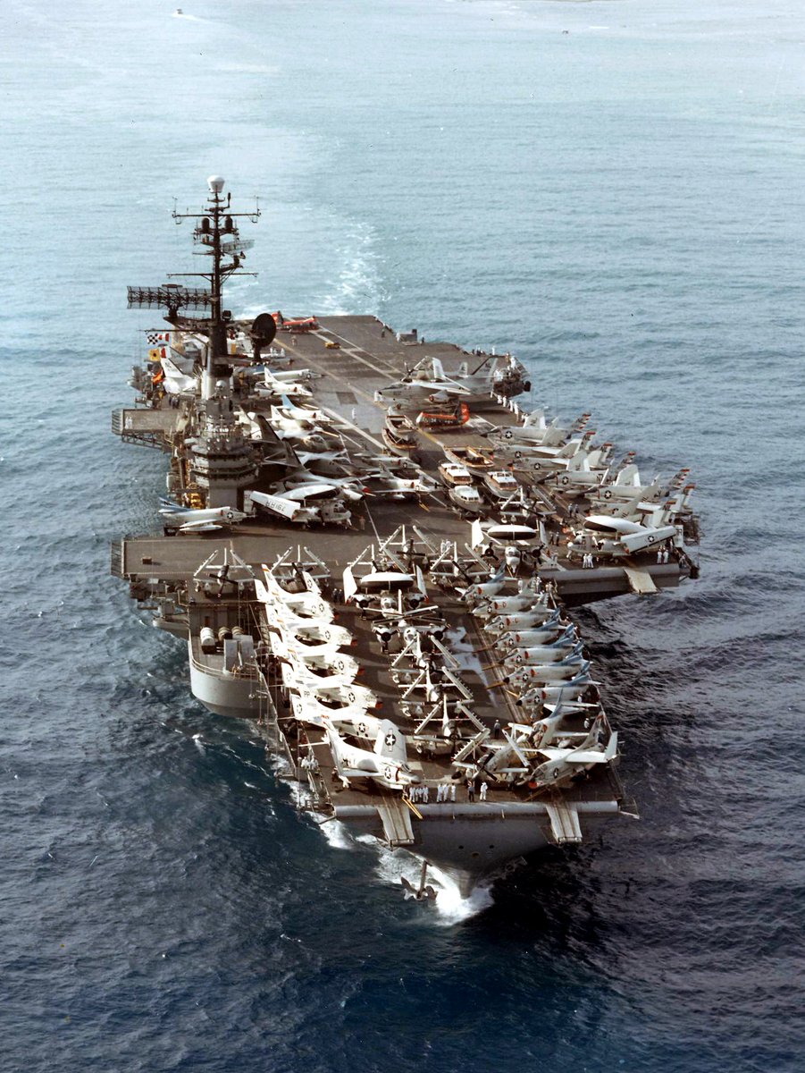 Roberto_yeager's tweet photo. Ah!Los buenos viejos tiempos...#ColdWar #ALBVT, hoy hace 61 años...Definición de pesadilla logística. El CVA43 USS Coral Sea en 1963: F-3 #Demon, F-8 #Crusader, A-1 #Skyraider, S-2 #Tracker, E-1 #Tracer, A-4 #Skyhawk, A-3 #Skywarrior, HUP #Retriever y varias lanchas y barcazas😳 https://t.co/ESBt3jXdNX