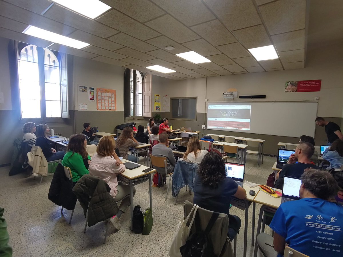 vic_mediambient's tweet photo. Nova sessió del seminari #XESVic en la redacció dels itineraris ambientals que ha preparat cada centre🏫☘️ i que permet descobrir l'entorn proper 🐞👂🏼👀
Jornada profitosa de formació @escorialvic un goig veure l'aula de mestres🎓amb aprenentatge i intercanvi d' experiències👏🏻 https://t.co/8G9EJV36KB