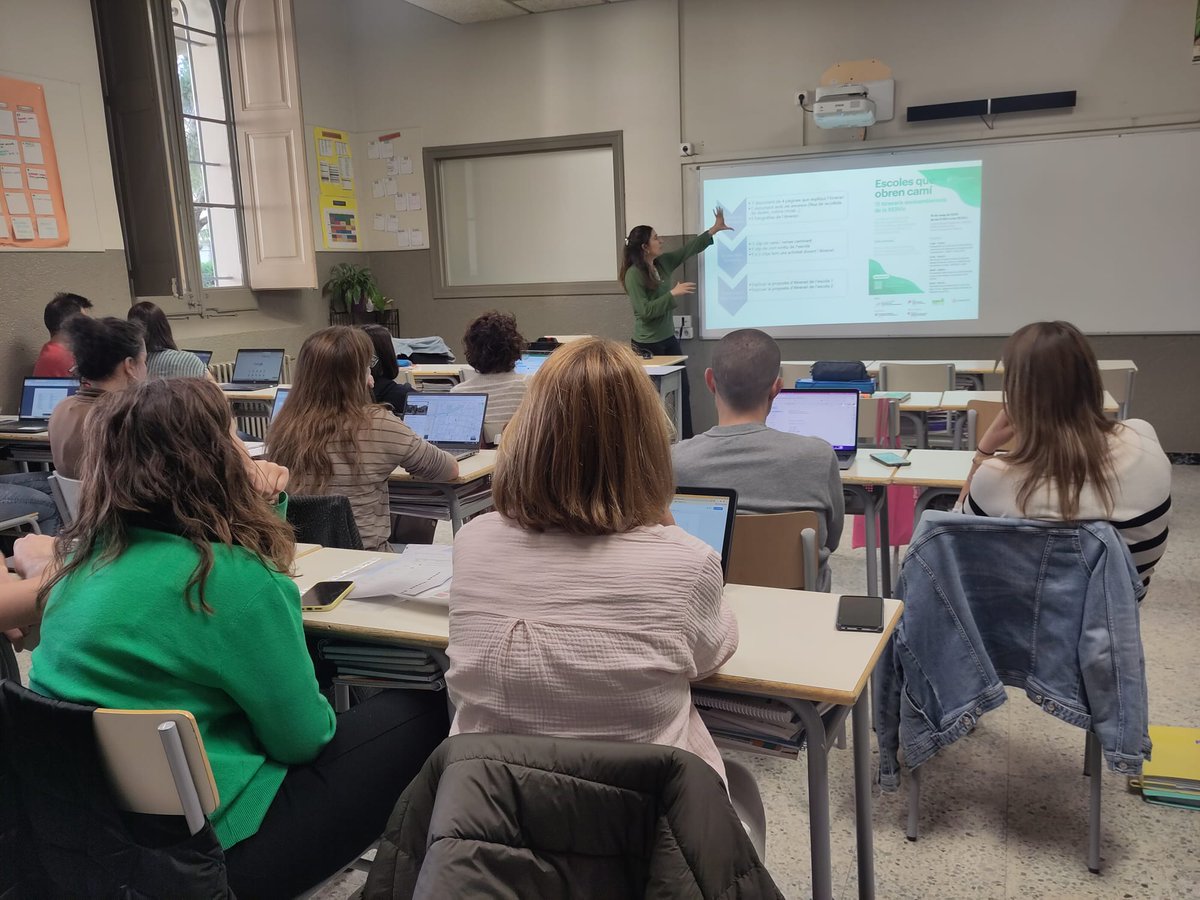 vic_mediambient's tweet photo. Nova sessió del seminari #XESVic en la redacció dels itineraris ambientals que ha preparat cada centre🏫☘️ i que permet descobrir l'entorn proper 🐞👂🏼👀
Jornada profitosa de formació @escorialvic un goig veure l'aula de mestres🎓amb aprenentatge i intercanvi d' experiències👏🏻 https://t.co/8G9EJV36KB