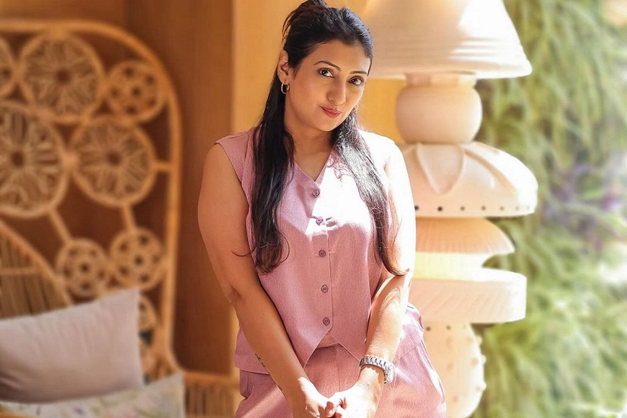 Juhi Parmar oozes 'lots of femininity' as she dons pink co-ord set for 'Yeh Meri Family' S3 promos

ohwomen.in/post/juhi-parm…

#Fashion  @iamjuhiparmar #AnngadRaaj #HetalGada @Rajesh_rosesh #FamilyDrama #TVSeriesPromotion #CelebrityPromotion #PinkLook #FeminineStyle @oh_women