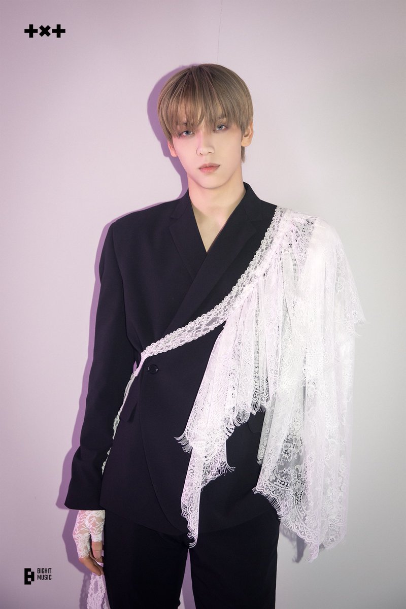 pagesoobinh's tweet photo. 흑색 수트에 섬세한 흰 레이스가 장식된 그는 현대적인 로미오의 본질을 대표하며, 그러나 머리 위에 왕관을 쓰지 않았다. https://t.co/c8GLe6rNoQ