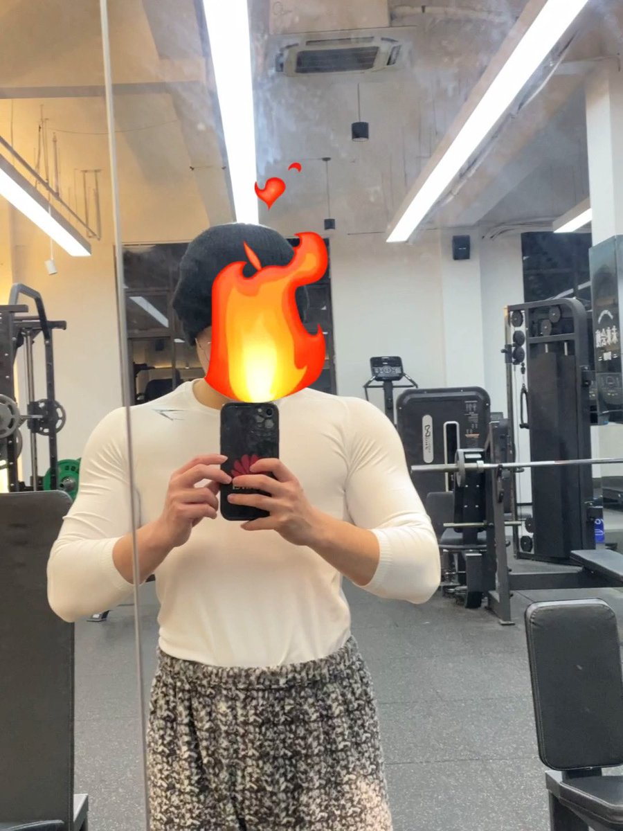 MISSsooyAAA's tweet photo. 哦对了，紧身衣，蝈男们自己的瑜伽裤 https://t.co/3aXv7ye8K4