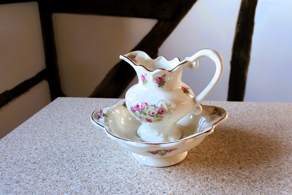 Another charity shop find✨ I'd been searching for an {affordable} Victorian wash bowl & jug for a while. Not sure if this is Victorian as there's no makers mark but the set was only £5 and it makes me smile which is the main thing ❤️