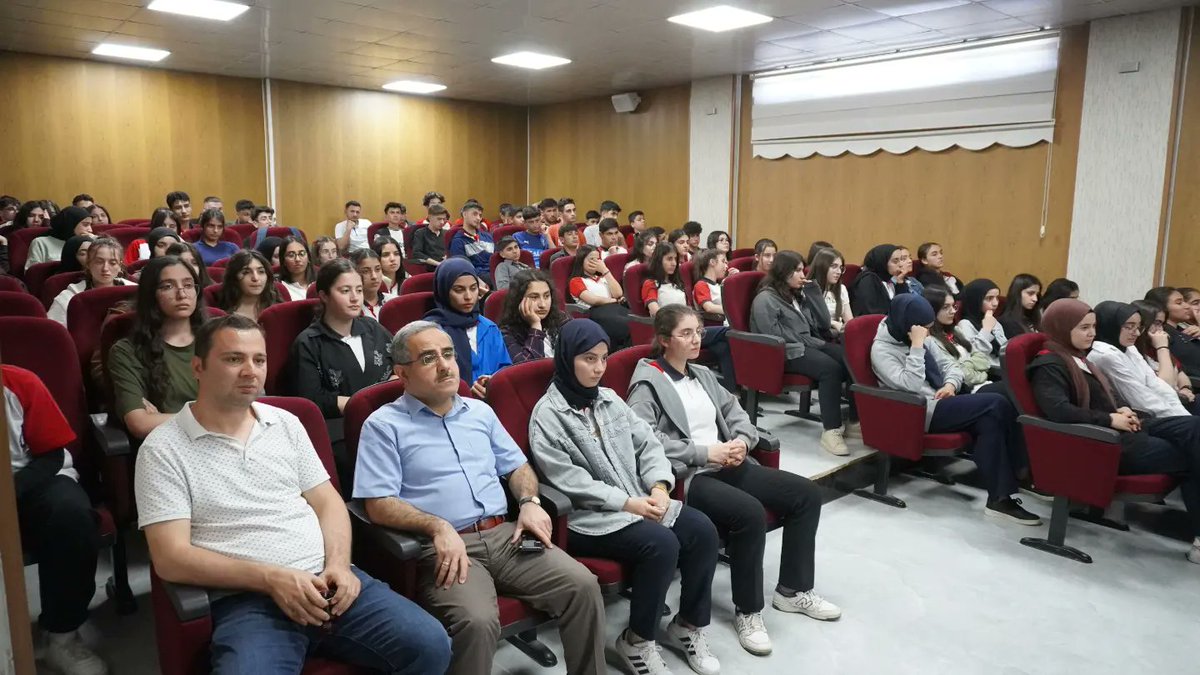 DerVibam's tweet photo. 📌 Sağlıklı ve Bilinçli Teknoloji Kullanımı ile ilgili Dernek Başkanımız Hüseyin Tekdemir, Viranşehir Fen Lisesi öğrencilerine "Sosyal Medya Bağımlılığı" hakkında seminer düzenledi. https://t.co/lorG3p3fcB