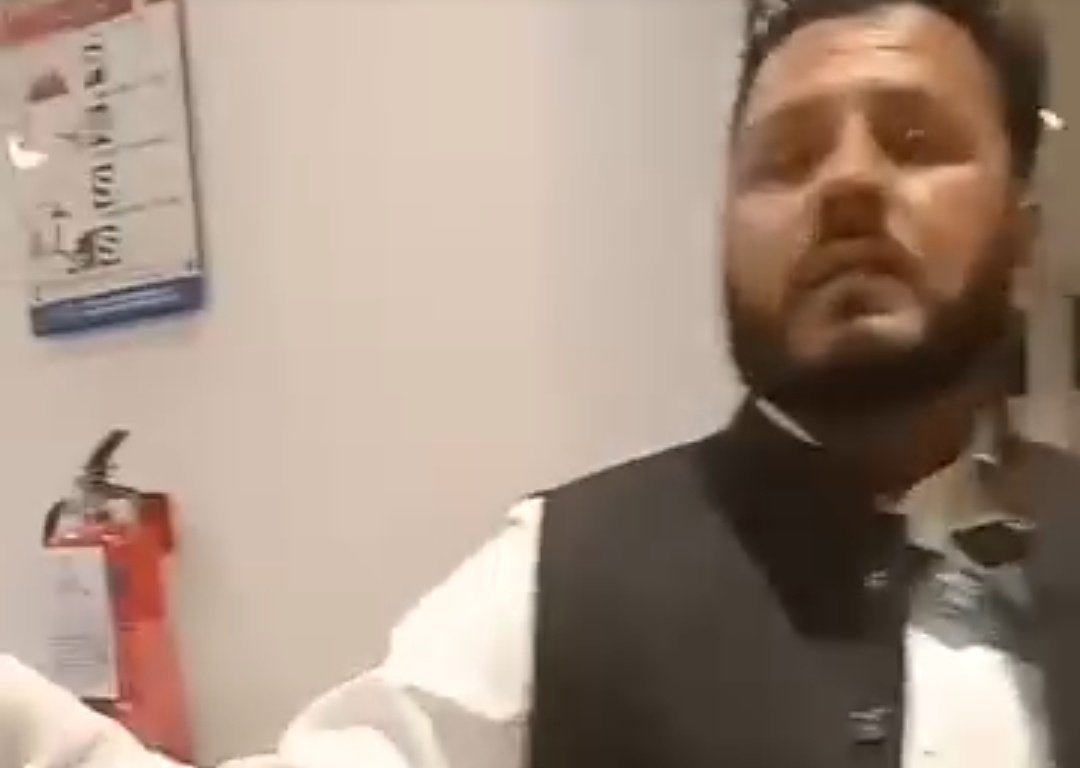 ahmad__bobak's tweet photo. یہ اسلام آباد ائیرپورٹ پر سول کپڑوں میں اوورسیز پاکستانیوں سے رشوت لے کر سامان دے رہا ملک کو کھا گئے ہیں یہ حرام خور https://t.co/iL6cbW9Mwq