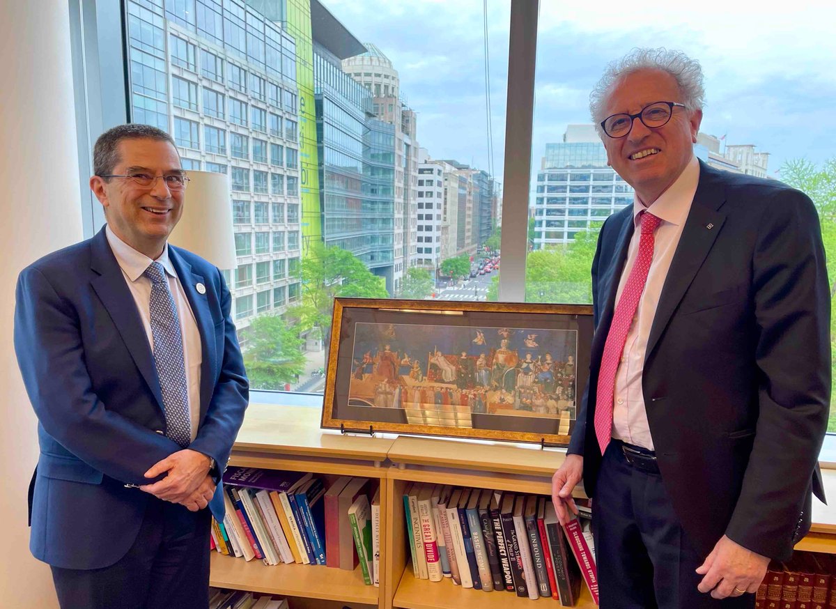 Good discussion between ESM MD @pierregramegna and V. Gaspar, Director of the Fiscal Affairs Department @IMFNews to discuss recent developments in the EU fiscal framework. #ESMeuro #IMFmeetings