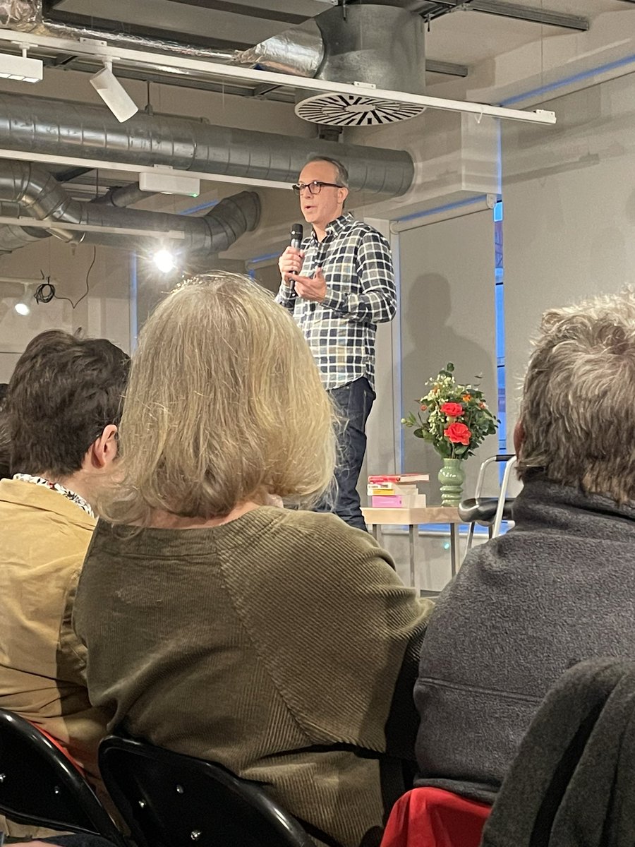 A packed room @foyles last night for the big @PrizeRofc announcement, and some extraordinary readings from around the globe. Hearty congrats to all on the shortlist, and of course especially to @CharcoPress. A good day for indie publishing and a great day for translated fic! 🥂📚