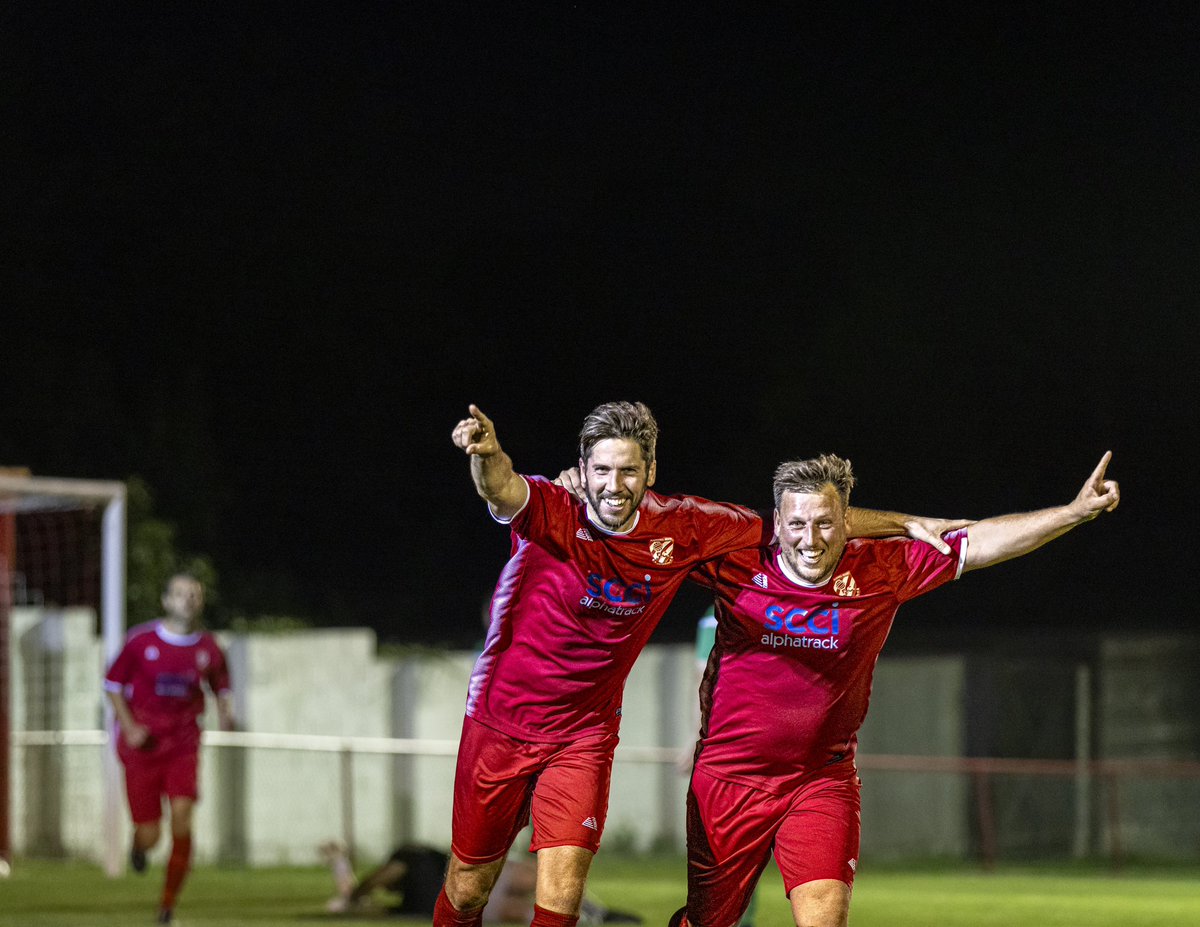 🚨 Congratulations to our FHFC Vets who won their League Cup Semi-Final vs. Abingdon Utd FC away last night. 2-0 winners on the night with former Heathens Leigh Mason & Dan Burnell on target. In to the Final….. 🔴🏆⚽️ #Heathens #CupFinal 📸 @alcock_glenn