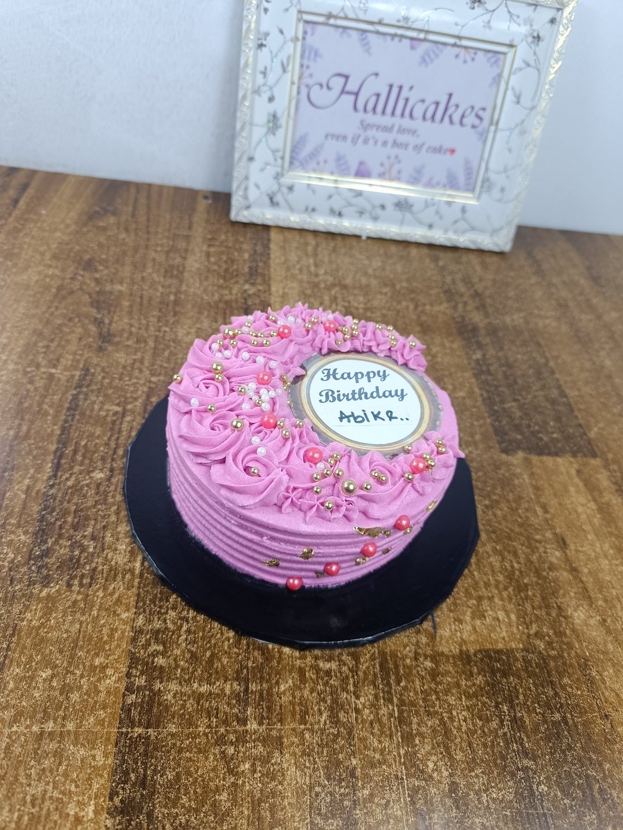 WurryBaby's tweet image. We're open and ready to serve you all our yummy treats 🫶🥳
.
Size: 6" Red velvet cake. 
.
Kindly send a DM or contact us through the link in our bio for bookings and inquiries.
.
Location: Sagamu, Ogun State.