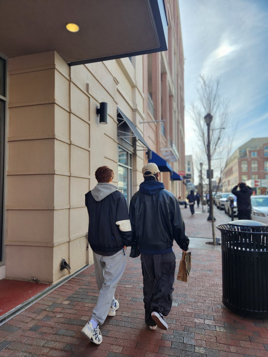 옌승 진짜 웃김..
잠실 데이트코스 카페 안 간 곳이 없고
유독 카페 목격담이 다수이며
해외 나가서도 같이 다니는 게 하루 이틀이 아님
그냥 어이없음
커플도 이것보다는 안 붙어다니겠다 얘들아