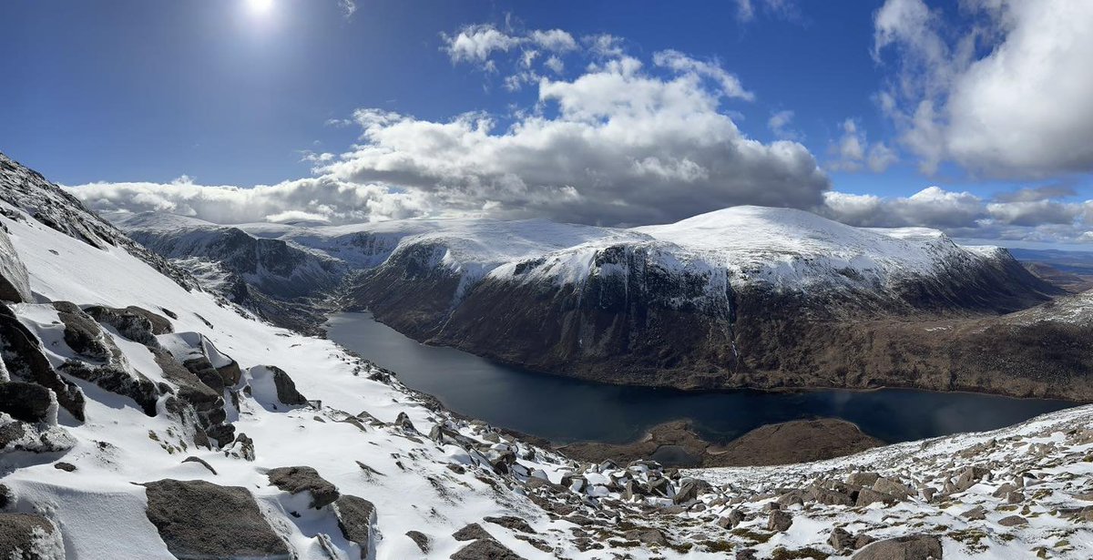 Superb views of Loch Avon and the Cairn Gorm/Macdui plateau yesterday.

📷British Backcountry Courses facebook.com/photo/?fbid=93…