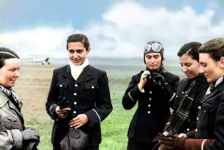 1936 - Eskişehir. Türk Hava Kuvvetleri'nin ilk kadın pilotları. Sol baştan; 1 - Sabiha Gökçen 2 - Nezihe Viranyalı 3 - Sahavet Karapars 4 - Edibe Subaşı 5 - Yıldız Eruçman