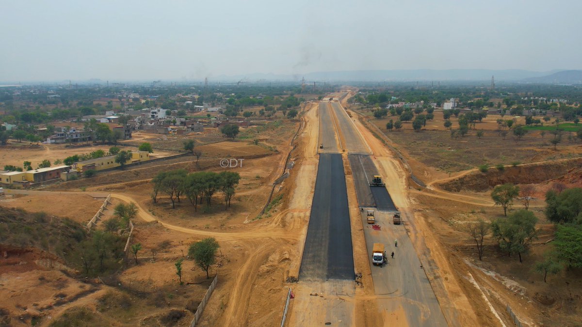 DetoxTravellerr's tweet photo. Delhi-Mumbai Expressway
Jaipur Spur Progress
{Contractor @GRInfraprojects}
🔸Work going on with good pace on the 67 km long 4 lane spur.
🔸This spur starts from #DMEX's Sohna Vadodara Section Chainage 168
🔸Ending of the spur is on NH-21 near Jaipur ORR.
🔸Completion Deadline - Nov 2024
Watch the full video on my YT channel.
Link : https://t.co/9bVvUI8KLW
@NHAI_Official @nitin_gadkari
