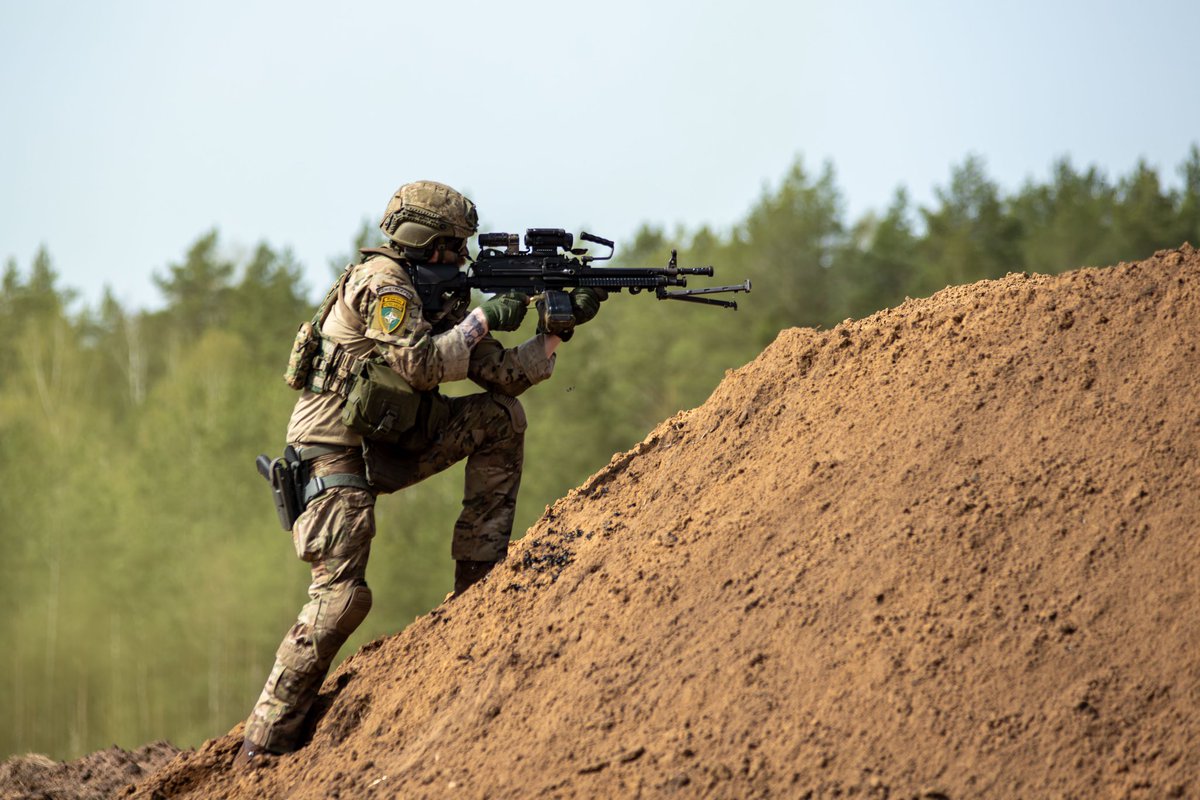 Pantserinfanteristen en pantsergenisten werken samen om de uitdagingen van het moderne slagveld aan te gaan en hindernissen te overwinnen. Iedere militair met zijn eigen expertise, ieder voertuig met een andere functie. Alles draait om teamwork en coördinatie in deze oefening.