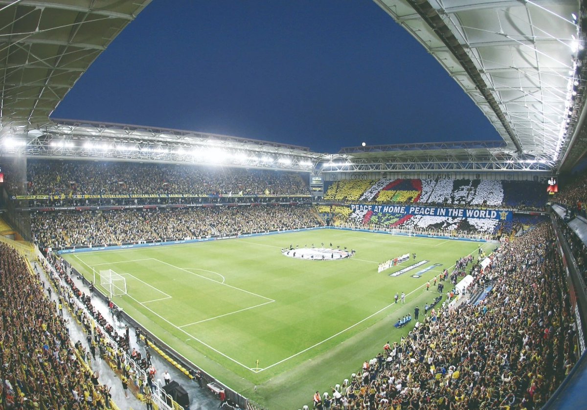 🔥 Bu gece Kadıköy'de çok agresif bir tribün, maçın son düdüğüne kadar yarı finali isteyen, vazgeçmeyen bir taraftar topluluğu göreceğiz!