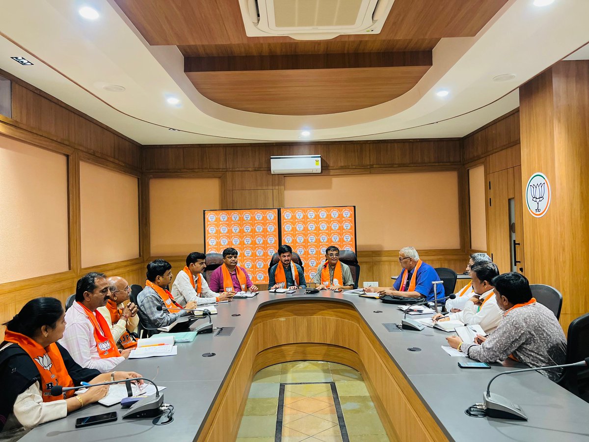 Hitendrasinhbjp's tweet photo. આજરોજ સુરેન્દ્રનગર જિલ્લા ભાજપ કાર્યાલય "નમો કમલમ્" લોકસભા ચૂંટણી અંતર્ગત વિધાનસભાના સંયોજકો સાથે બેઠક યોજાઈ.

આ બેઠકમાં મોરબી જિલ્લા ભાજપના અધ્યક્ષ શ્રી રણછોડભાઈ દલવાડી, લોકસભાના સંયોજક શ્રી નિલેશભાઈ શેઠ, જિલ્લા ભાજપ મહામંત્રી જયેશભાઈ પટેલ,ધીરુભાઈ સિંધવ, હાર્દિકભાઈ ટમાલીયા અને.+ https://t.co/Iz0bwFJmN1