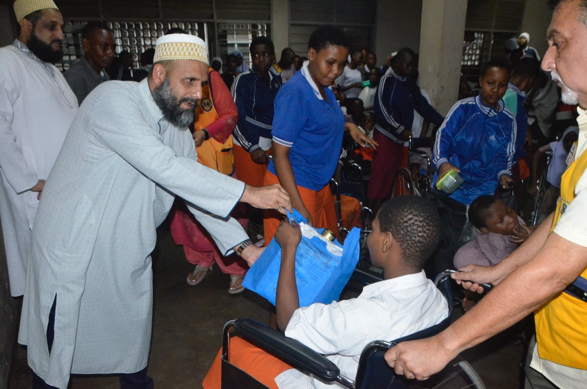 Bohras_EAfrica's tweet photo. For our @ProjectriseDB volunteers in Daressalaam, there is no greater satisfaction than feeding the hungry. This month, they distributed cooked meals, drinks and biscuits to the 400 students of Jangawani Girls High School. 

Thank you Lions Club for helping us in this cause! https://t.co/00FMxlKE9x
