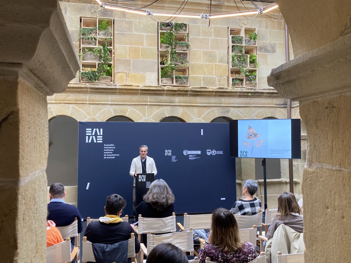 #HEZI. Eskolako jolastokiak birnaturalizatzea 🌳 

Dena prest jardunaldiari hasiera emateko. ▶️ Streaming bidez jarrai dezakezu: labur.eus/4T8Rz 
#arboretum #arkitektura #hezkuntza