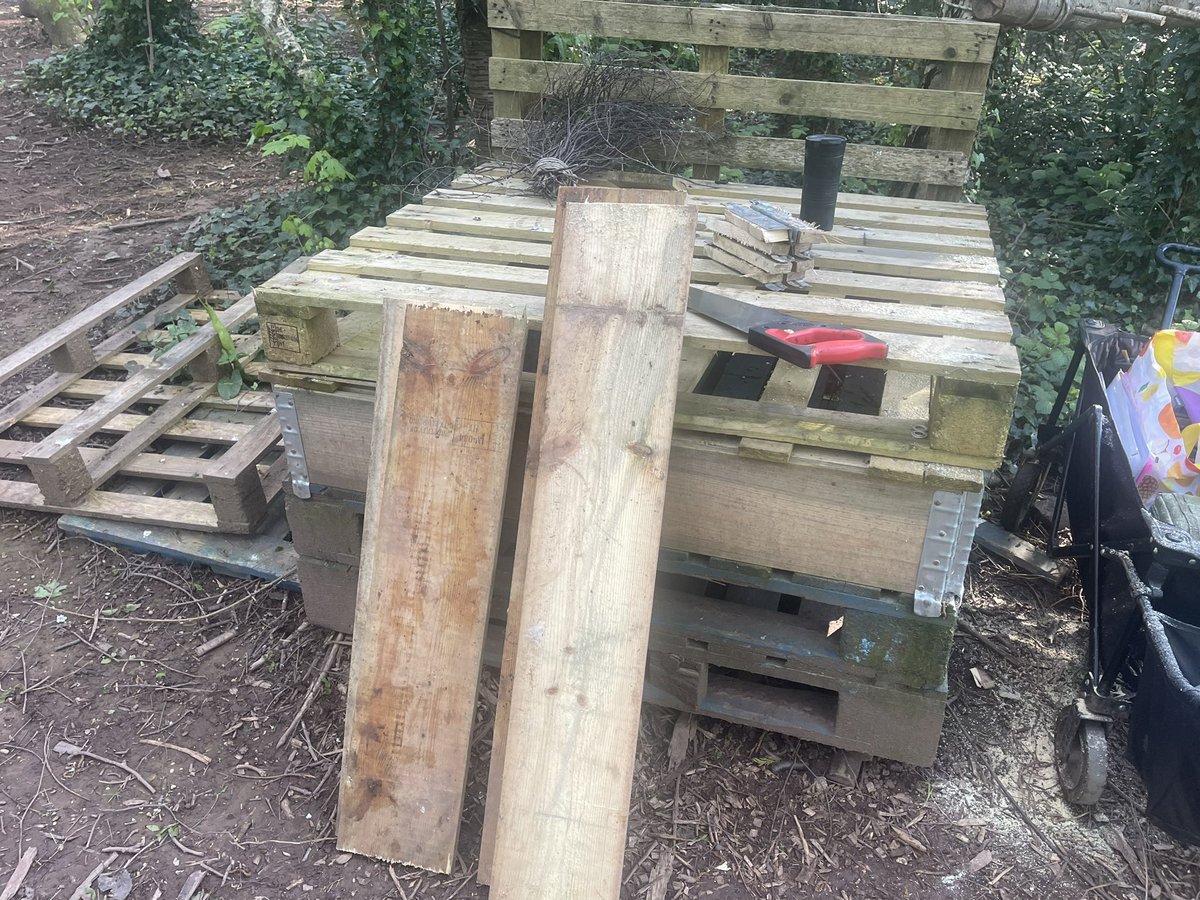 Some wood cut from pallet frames to start the rebuild of forest resources @GaerPrimary this time bigger and better. Some people make the wrong choices but you can always make it better after if you make the effort @OutdoorEdChat @_OLW_ @NewportCouncil @WG_Education