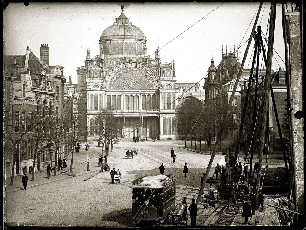 Aan het Frederiksplein in Amsterdam stond ooit het Paleis voor Volksvlijt, een groot glazen tentoonstellingsgebouw dat geïnspireerd was op het beroemde Crystal Palace in Londen. Op 18 april 1929 werd het paleis door brand volledig verwoest. historiek.net/het-paleis-voo…