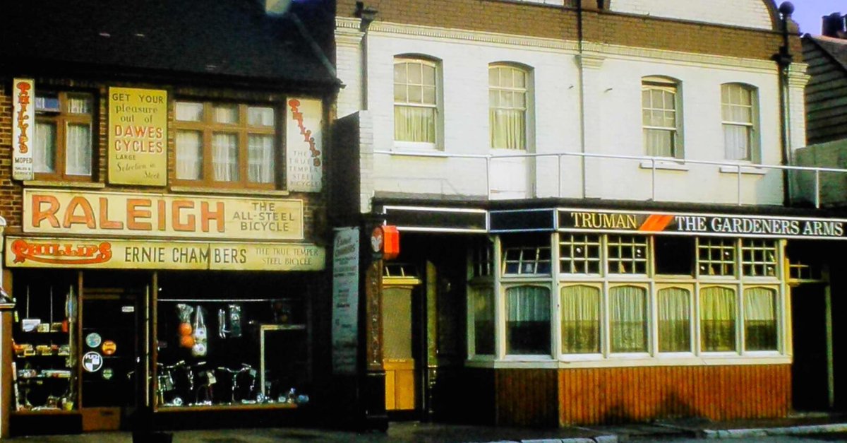 Ernie Chambers opened his cycle shop in London Road, Mitcham around 1936 or 37. He competed in Olympiads of 1928, 1932, 1935 and 1936. mitchamhistorynotes.com/2017/01/10/ern… Photo reproduced by kind permission of @mertonhistsoc